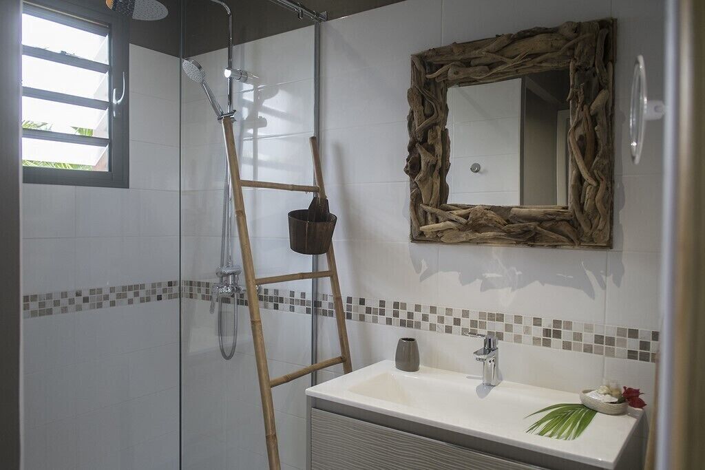 Dusj, hårføner, håndklær og såpe