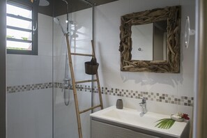 淋浴设施、吹风机、毛巾、肥皂