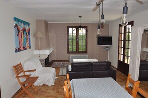 TV, DVD player, books, stereo - Promotion: House 6 pers, enclosed land 600m2, 400m beach, sea and shops (Saint-Denis-D'oléron)
