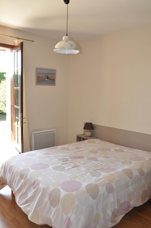 3 bedrooms, desk, iron/ironing board, free WiFi