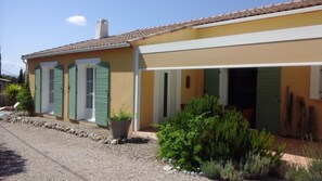 Exterior detail - Beautiful villa with pool (Aumes)