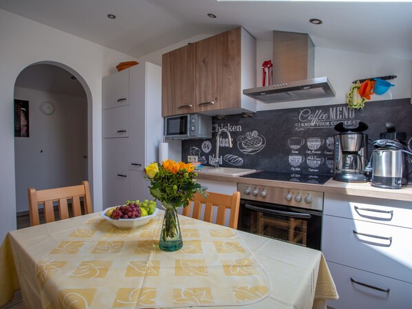 ثلاجة، ميكروويف، فرن، موقد طهي مسطح