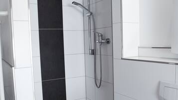 Een douche, een haardroger, handdoeken, zeep