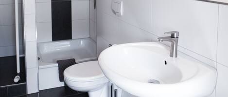 Douche, séchoir à cheveux, serviettes fournies, savon
