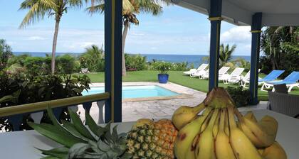 Encantadora villa con piscina y vista panorámica a la laguna.