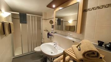 Dusche, Haartrockner, Handtücher, Toilettenpapier