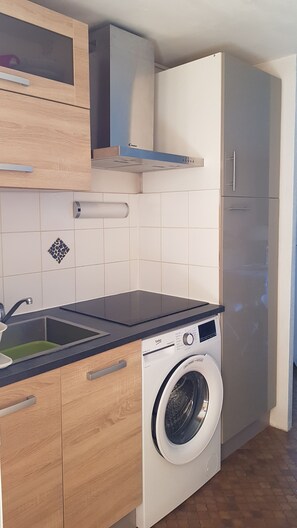 Een koelkast, een microgolfoven, een kookplaat