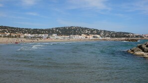 Plage à proximité, chaises longues