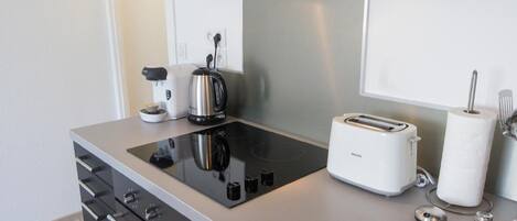 Køleskab, mikrobølgeovn, ovn, kogeplade