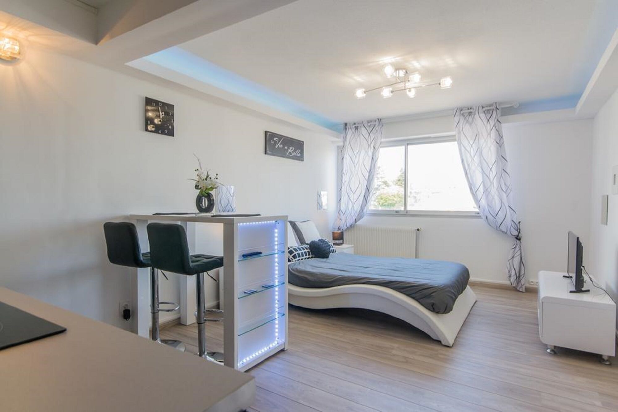 1 chambre, bureau, chambres insonorisées, fer et planche à repasser