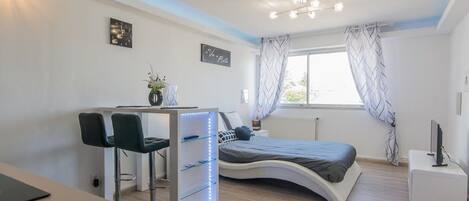 1 間睡房、書桌、隔音、熨斗/熨衫板