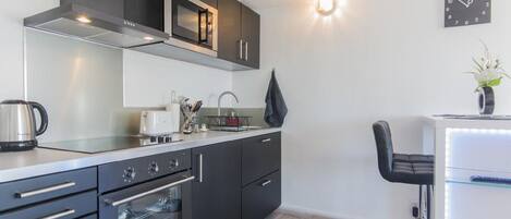 Réfrigérateur, micro-ondes, four, plaque de cuisson