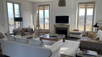 Een televisie, boeken en een stereo