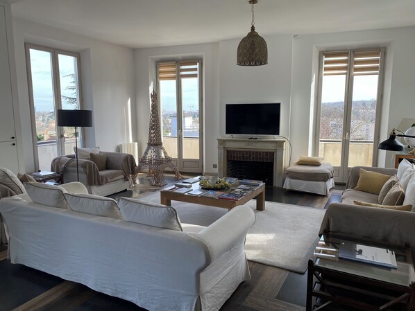 Televisión, libros y estéreo 