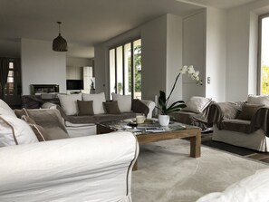 Televisión, libros y estéreo 