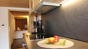 Fridge, microwave, oven, stovetop - Ferienwohnung für 5 Personen, 1 Eltern- und 2 Kinderschlafzimmer, Balkon, 45 m² (Inzell)