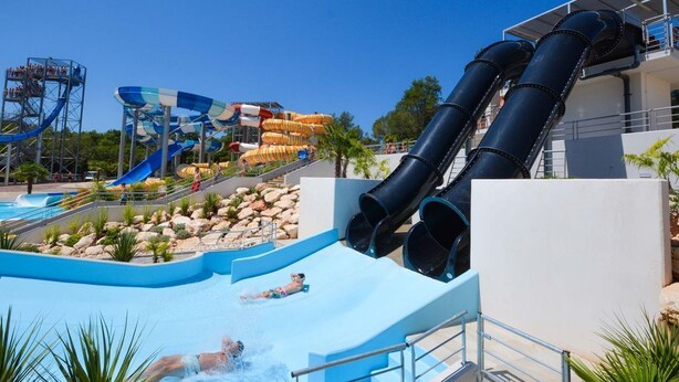Un parc aquatique doté de plusieurs toboggans et d’un espace piscine.