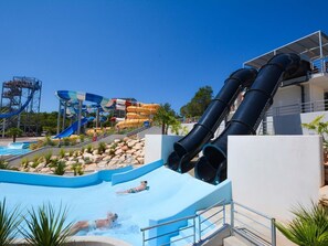 Un parque acuático con múltiples toboganes y una zona de piscina.