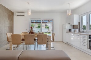 Fridge, microwave, oven, stovetop - Charming villa Marusha with private pool near Porec u. Rovinj (Jopi)