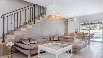 Tv, eldstad, dvd-spelare och böcker