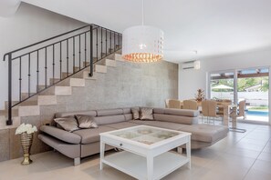 TV, fireplace, DVD player, books - Charming villa Marusha with private pool near Porec u. Rovinj (Jopi)