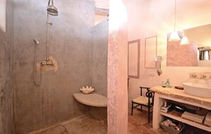 Combined shower/tub