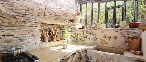 Een koelkast, een oven, een kookplaat, een vaatwasser