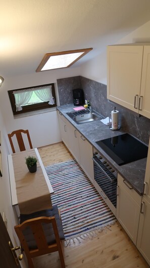 Fridge, oven, stovetop, dishwasher - Apartment 55 sqm, balcony, kitchen extra, 2 bedrooms, max 3 pers - WLAN (Ruhpolding)