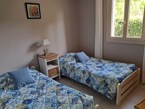3 dormitorios, tabla de planchar con plancha, cuna de viaje