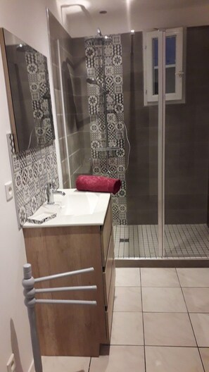 Bathtub, hair dryer