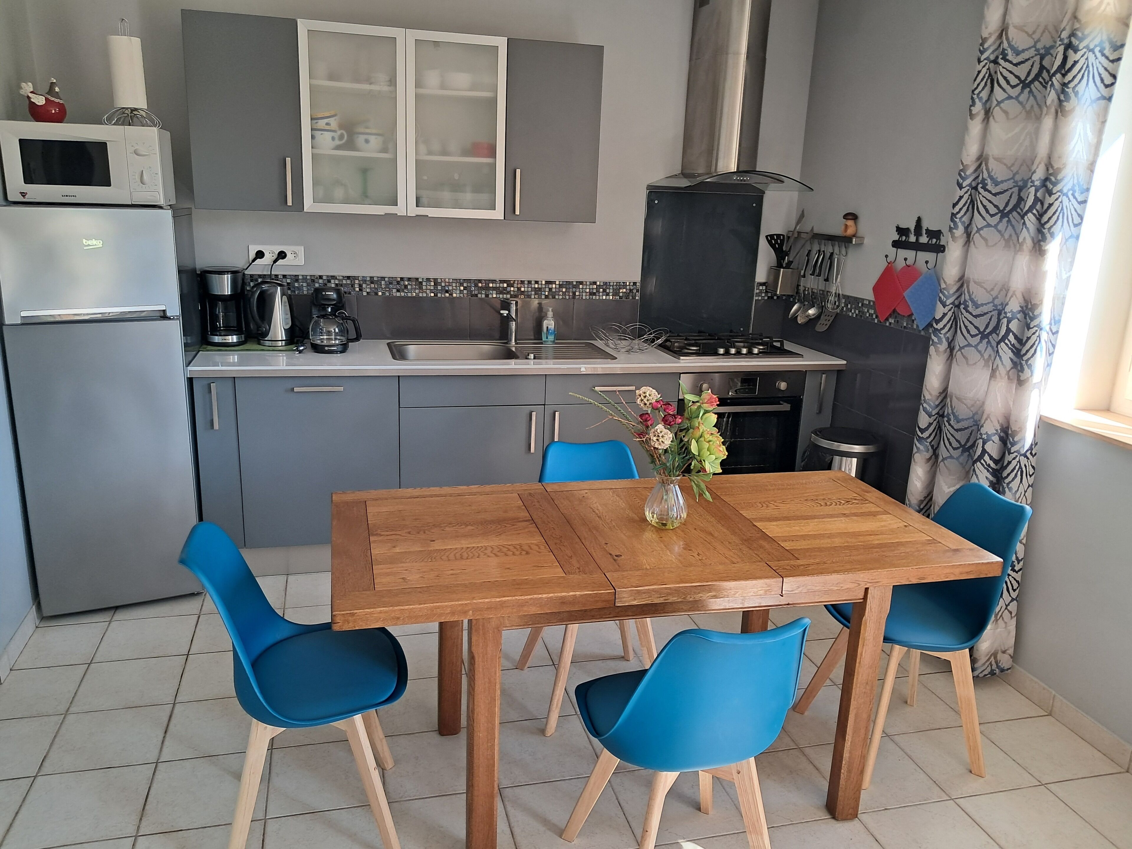 Réfrigérateur, micro-ondes, four, plaque de cuisson