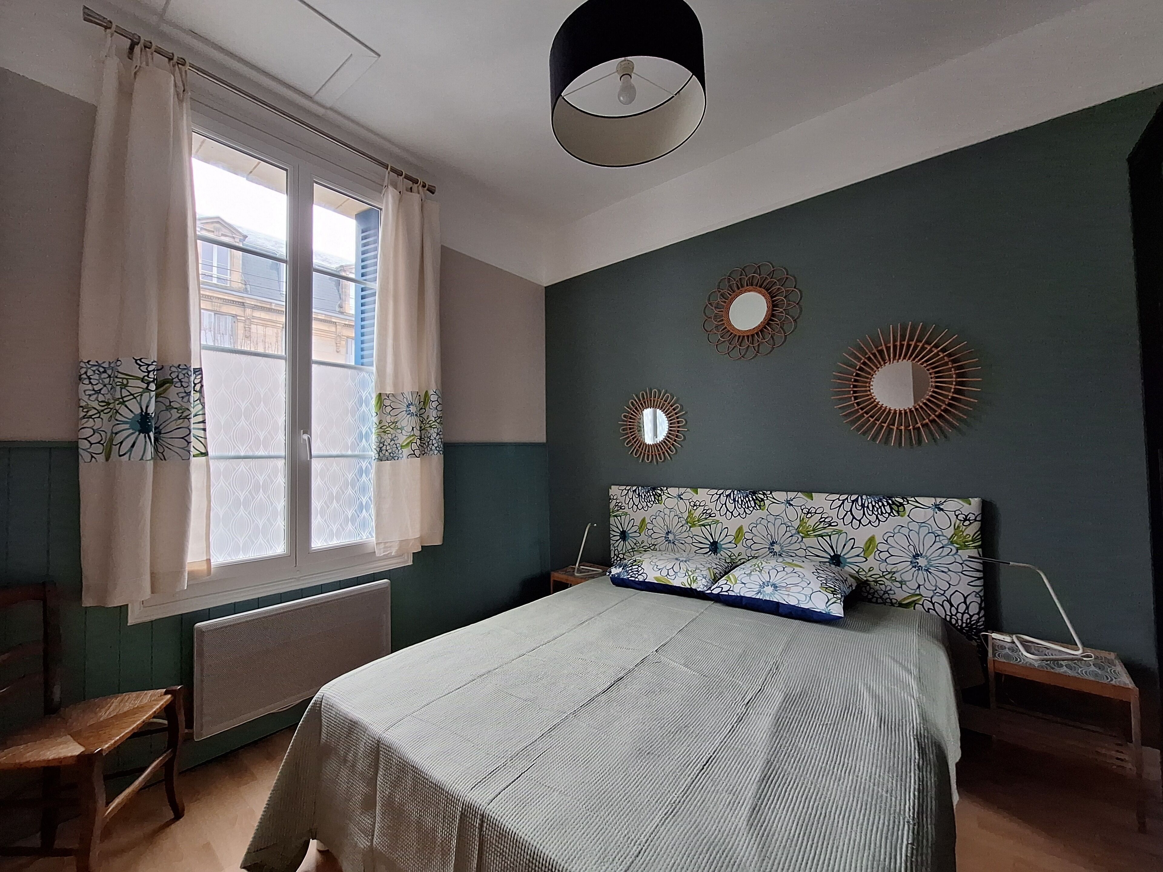 2 chambres, bureau, fer et planche à repasser, lit parapluie