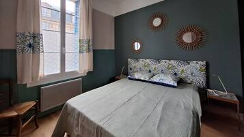 2 chambres, bureau, fer et planche Ă repasser, lit parapluie