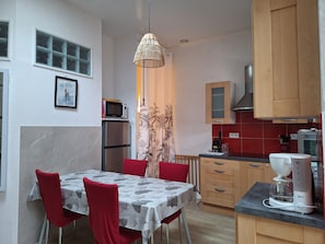 Fridge, microwave, oven, stovetop - Charming house ALL COMFORT, garden, near beach, downtown  (La Rochelle)