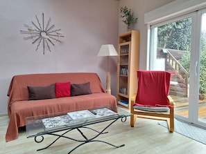 TV, DVD player, books - Charming house ALL COMFORT, garden, near beach, downtown  (La Rochelle)