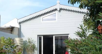 Viehättävä talo lähellä rantaa, puistoja, kasino, keskustan