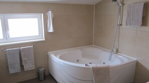Combined shower/tub, jetted tub, hair dryer, towels - Quiet modern house with pool Labin Rabac Ripenda in the mountains 10min to the beach (Ripenda Kras)