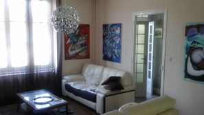 TV, peis, bordtennis og bøker