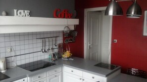 Kjøleskap, mikrobølgeovn, ovn og kokeplater