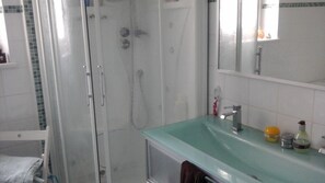 Haartrockner, Shampoo, Toilettenpapier