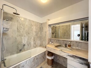 Ducha y bañera combinadas, secador de pelo, bidé y toallas