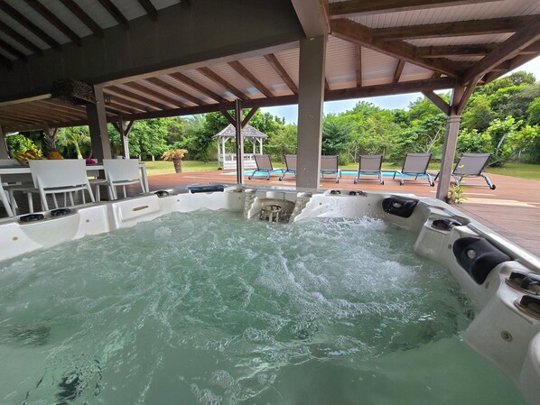 Outdoor spa tub