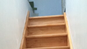 A wooden staircase with a handrail, leading upwards. - Gite Breton house close to the Rance and the sea Saint-Malo Dinard Cancale (Pleudihen-Sur-Rance)