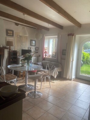TV, books, stereo - Gite Breton house close to the Rance and the sea Saint-Malo Dinard Cancale (Pleudihen-Sur-Rance)