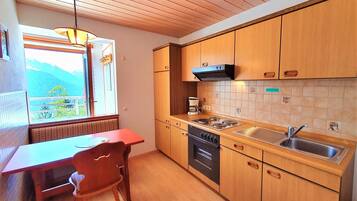 Kühlschrank, Ofen, Herdplatte, Wasserkocher mit Kaffee-/Teezubehör