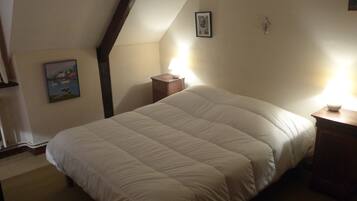 5 bedrooms, iron/ironing board, WiFi, bed sheets