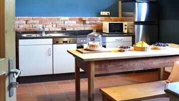 Frigorífico, microondas, horno y placa de cocina