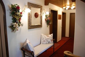 Interior - 02, 2-room app. 40sqm, terrace, cooking facilities, handicapped accessible, sep. Entrance (Ruhpolding)