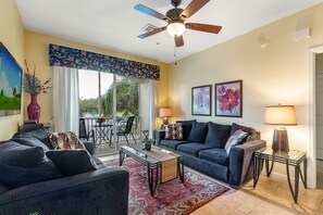 Fernseher, DVD-Player, Tischtennisplatte, Videothek