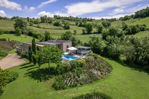 Outdoor pool, a heated pool - Villa Lot - Luxury and comfort in the heart of Aveyron with private pool and Jacuzzi (Espalion)